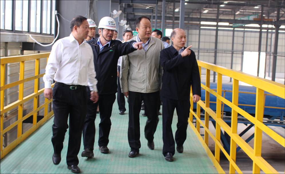 圖2.江西省政法委書記周萌（右一）、宜春市市長蔣斌（右二）一行參觀報廢汽車有色金屬分選線